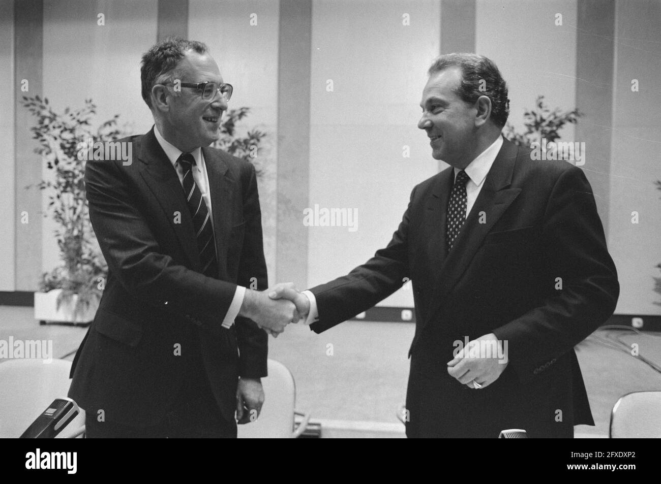W.E. Scherpenhuijsen Rom (NMB) and G.J.A. van der Lugt (r), 17 February 1989, banks, press conferences, The Netherlands, 20th century press agency photo, news to remember, documentary, historic photography 1945-1990, visual stories, human history of the Twentieth Century, capturing moments in time Stock Photo