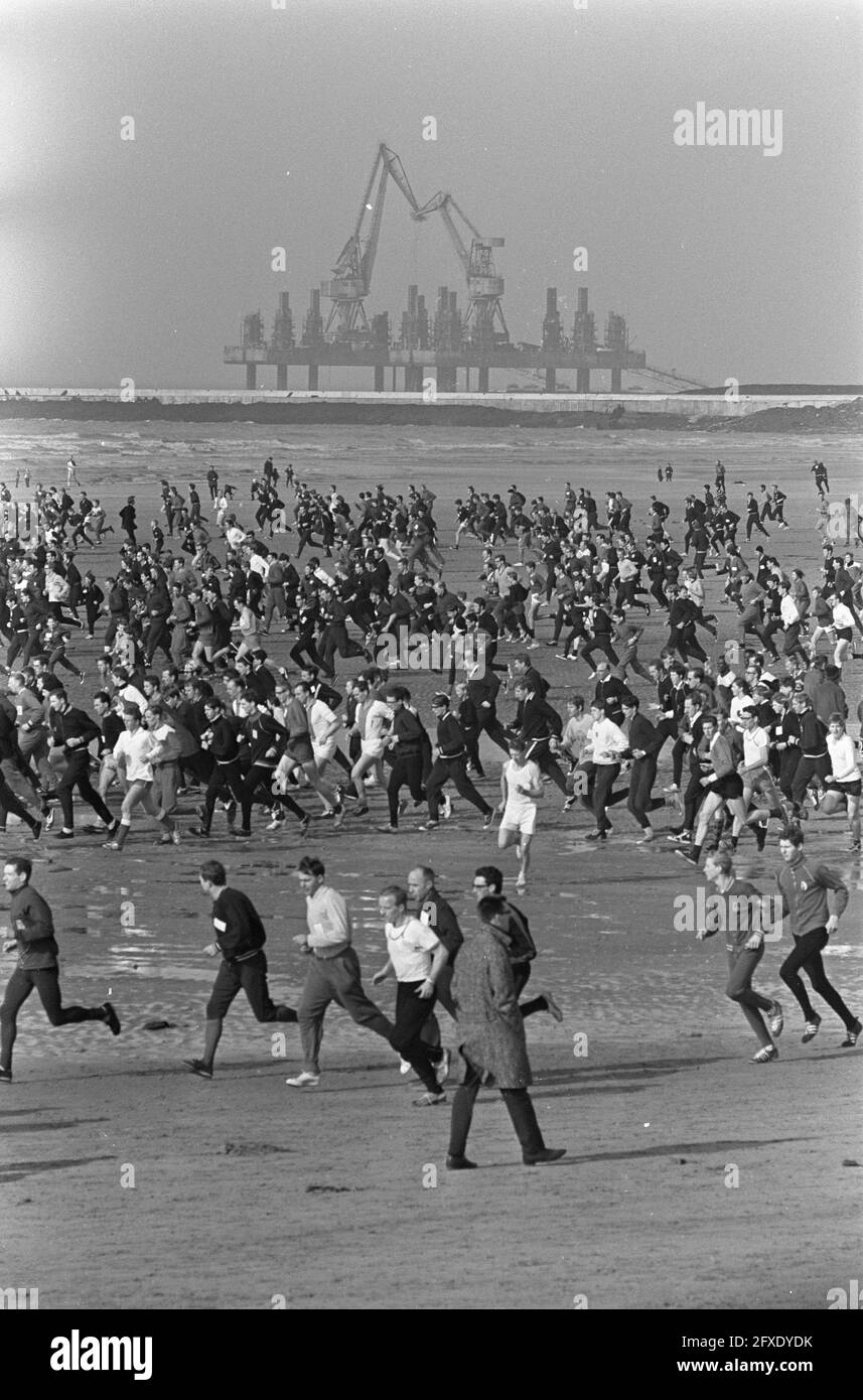 Beach run AAC in IJmuiden, the runners on the road, February 26, 1967, beaches, The Netherlands, 20th century press agency photo, news to remember, documentary, historic photography 1945-1990, visual stories, human history of the Twentieth Century, capturing moments in time Stock Photo
