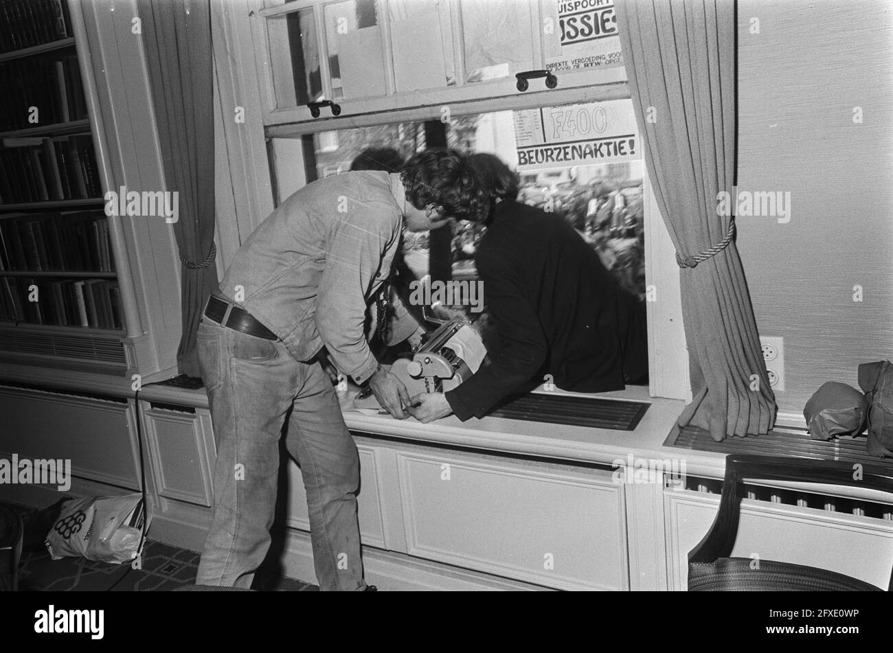 Students occupy Maagdenhuis in Amsterdam no. 14, occupiers discuss situation, no. 15, the window of the senate room acts as a door, May 12, 1969, STUDENTS, occupations, The Netherlands, 20th century press agency photo, news to remember, documentary, historic photography 1945-1990, visual stories, human history of the Twentieth Century, capturing moments in time Stock Photo