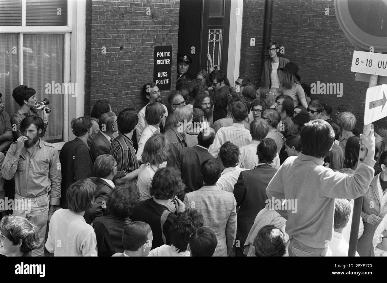 Students hold meeting about trials Maagdenhuis occupiers in the Oudemanhuispoort, June 15, 1969, STUDENTS, Meetings, occupiers, The Netherlands, 20th century press agency photo, news to remember, documentary, historic photography 1945-1990, visual stories, human history of the Twentieth Century, capturing moments in time Stock Photo