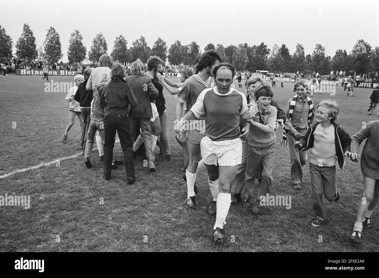 Supporters surround the players after the match; victory makes De Volewijckers champions of the second division, June 6, 1971, Champions, sports, supporters, soccer, footballers, The Netherlands, 20th century press agency photo, news to remember, documentary, historic photography 1945-1990, visual stories, human history of the Twentieth Century, capturing moments in time Stock Photo