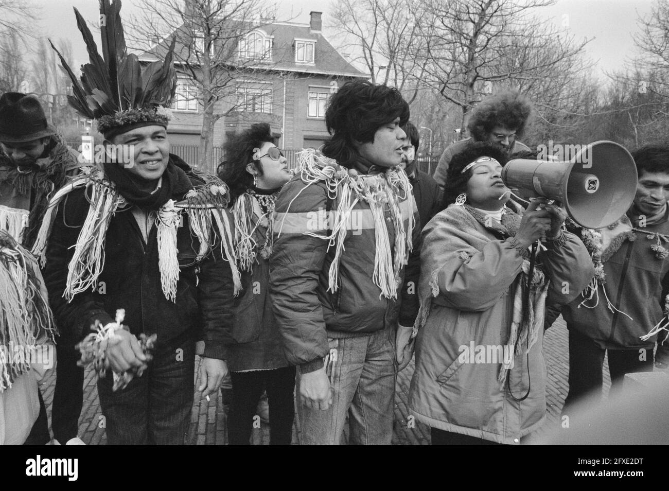 Dutch: indigenous Surinamese demonstrating in front of Surinamese embassy in The Hague, INDIANS, embassies, demonstrations, The Netherlands, 20th century press agency photo, news to remember, documentary, historic photography 1945-1990, visual stories, human history of the Twentieth Century, capturing moments in time Stock Photo