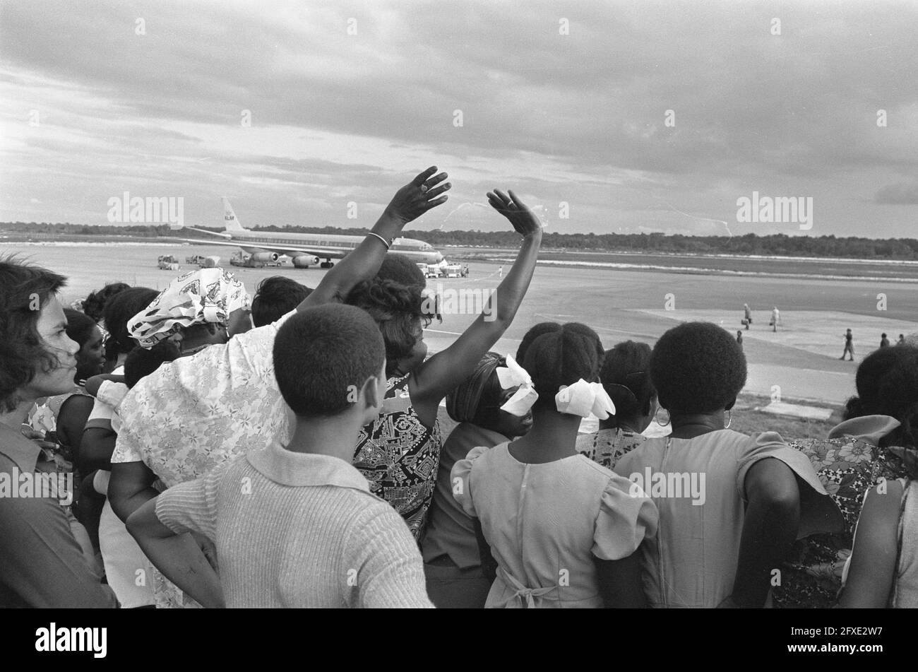 Suriname, Zanderij airport; crowd on pier, April 1, 1975, airports, The Netherlands, 20th century press agency photo, news to remember, documentary, historic photography 1945-1990, visual stories, human history of the Twentieth Century, capturing moments in time Stock Photo