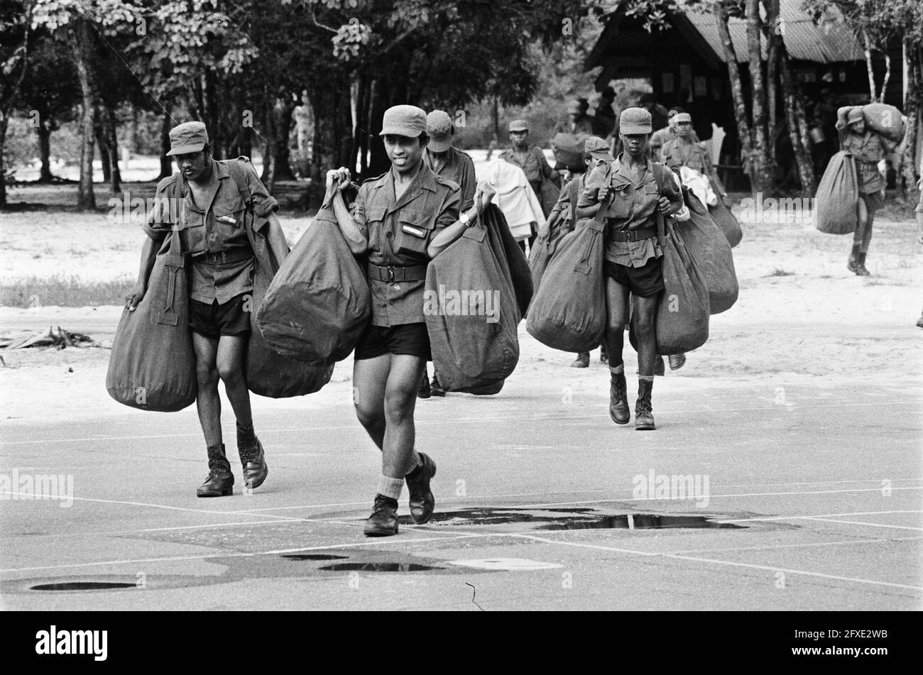 Lugging duffel bags hires stock photography and images Alamy