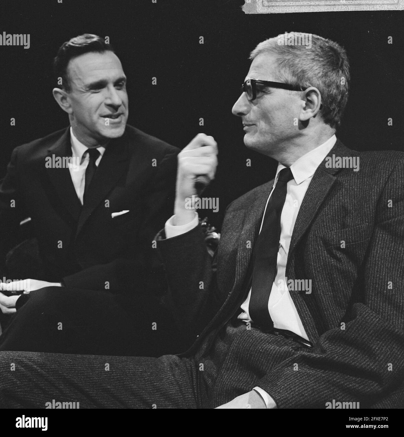 Television program Literary Encounters, Mr. H.A. Gomperts (l) has an interview with the poet Adriaan Morriën (r) tonight, January 8, 1964, poets, television programs, The Netherlands, 20th century press agency photo, news to remember, documentary, historic photography 1945-1990, visual stories, human history of the Twentieth Century, capturing moments in time Stock Photo