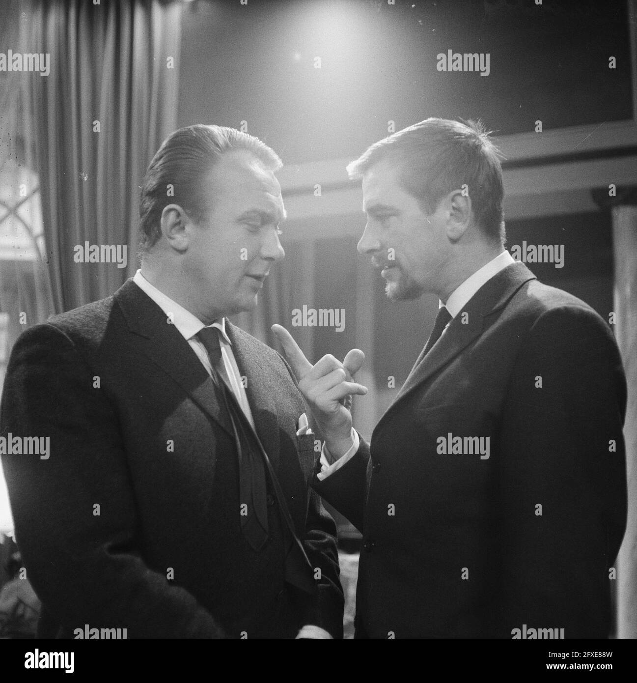 Television play Alles in tweevoud, left Kees Brusse, right Ton Lensink, February 3, 1960, Television plays, The Netherlands, 20th century press agency photo, news to remember, documentary, historic photography 1945-1990, visual stories, human history of the Twentieth Century, capturing moments in time Stock Photo