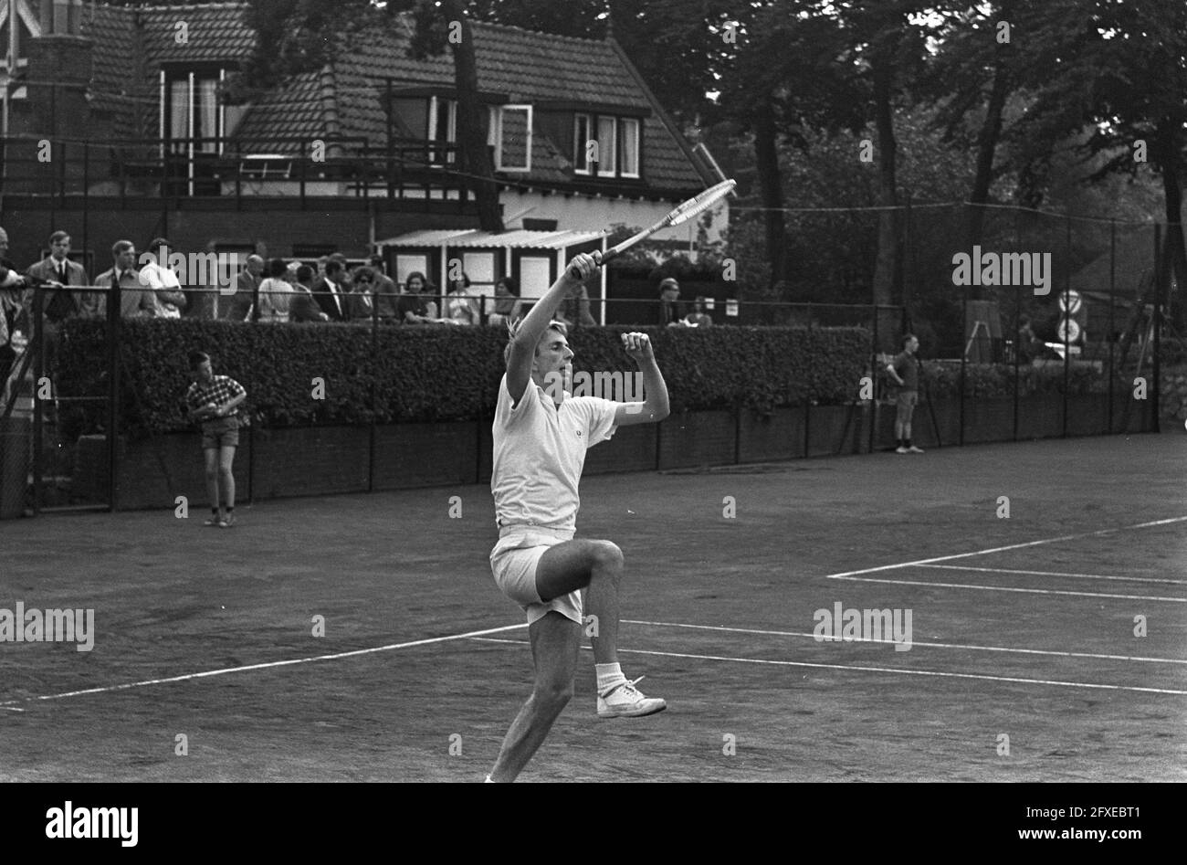 Tennis tournament in Hilversum, the Dutchman Evert Schneid in action, July 19, 1965, tennis, tournaments, The Netherlands, 20th century press agency photo, news to remember, documentary, historic photography 1945-1990, visual stories, human history of the Twentieth Century, capturing moments in time Stock Photo