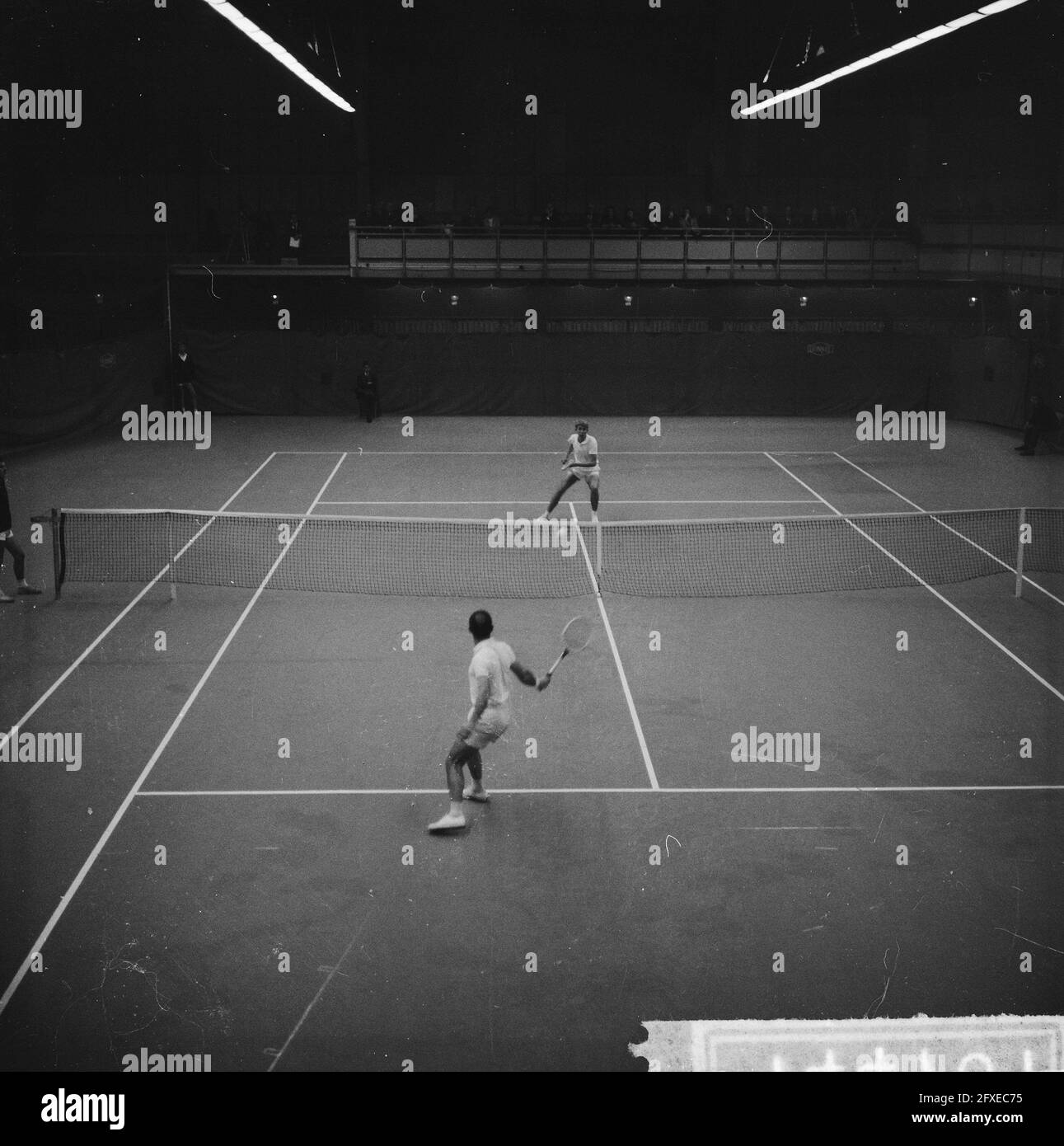 Tennis in Eindhoven for the Koning Gustaaf cup, here the first match  between Schneider (Netherlands) and the Pole Skonecki, November 3, 1962,  PARTIES, TENNIS, cups, The Netherlands, 20th century press agency photo,