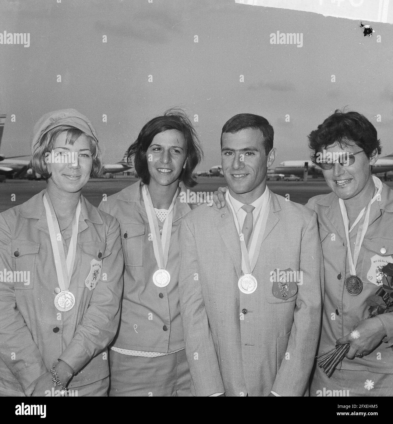 Back from Israel from the Maccabiade, from left to right Ineke van Wezel, Carry Piller, Rob Redeker and Selma Heijstek (all gold), September 5, 1965, arrivals, The Netherlands, 20th century press agency photo, news to remember, documentary, historic photography 1945-1990, visual stories, human history of the Twentieth Century, capturing moments in time Stock Photo