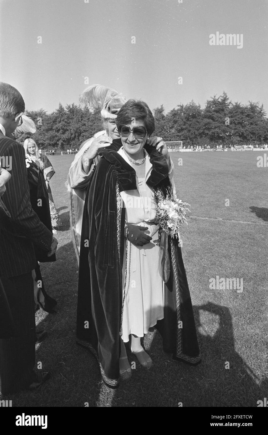 During the commemoration of the 500th anniversary of St. Adolfsland (municipality of Oostflakkee) Princess Margriet was given a medieval cape in the village of Ooltgensplaat, September 5, 1981, municipalities, jubilees, princesses, The Netherlands, 20th century press agency photo, news to remember, documentary, historic photography 1945-1990, visual stories, human history of the Twentieth Century, capturing moments in time Stock Photo