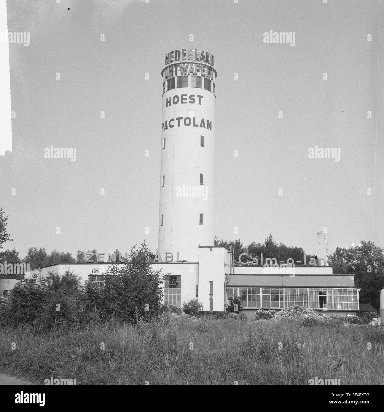 Tower with text Nederland Ontwapent (Netherlands Disarmed) near Naarden, August 9, 1965, texts, towers, The Netherlands, 20th century press agency photo, news to remember, documentary, historic photography 1945-1990, visual stories, human history of the Twentieth Century, capturing moments in time Stock Photo