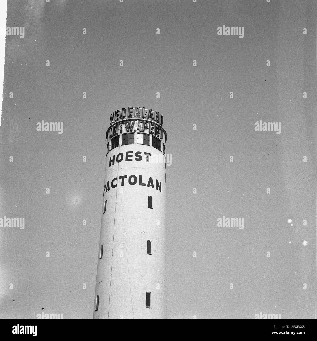 Tower with text Nederland Ontwapent (Netherlands Disarmed) near Naarden, August 9, 1965, text, towers, The Netherlands, 20th century press agency photo, news to remember, documentary, historic photography 1945-1990, visual stories, human history of the Twentieth Century, capturing moments in time Stock Photo