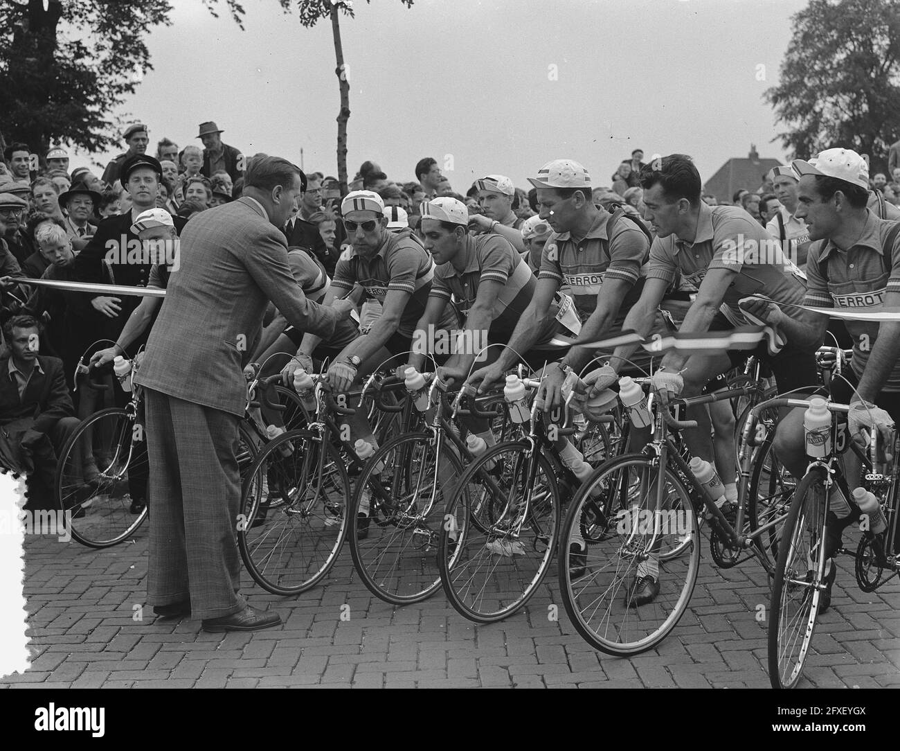 Tour de France, departure from Amsterdam, start at Haagseweg, the official start with the French, July 8, 1954, sports, bicycle racing, The Netherlands, 20th century press agency photo, news to remember, documentary, historic photography 1945-1990, visual stories, human history of the Twentieth Century, capturing moments in time Stock Photo