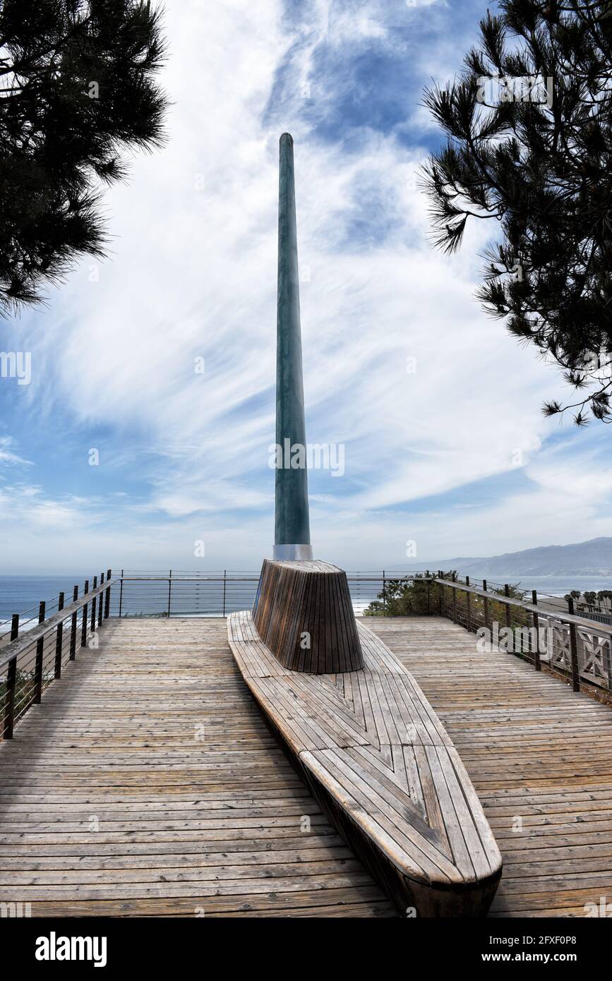 SANTA MONICA, CALIFORNIA - 25 MAY 2021: Sculpture at Beacon Overlook by Jody Pinto, near the California Incline. Stock Photo