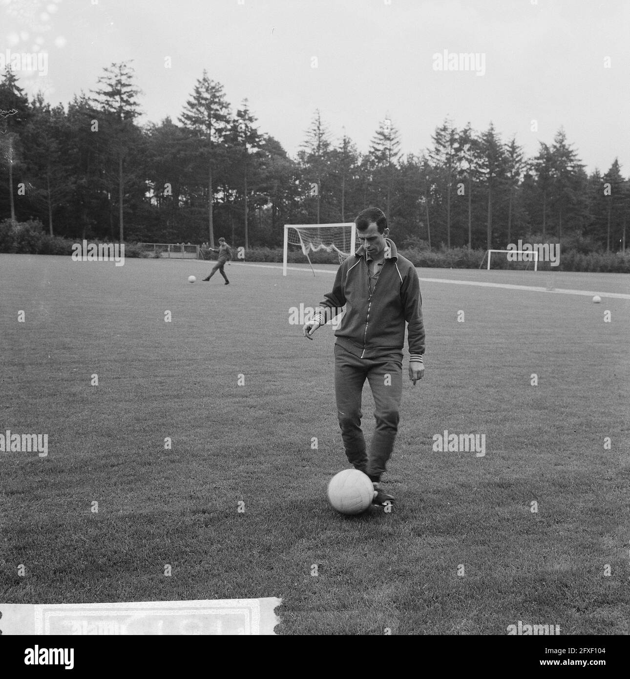 Training Feyenoord, Coen Moulijn during training, September 7, 1965, sports, training, soccer, The Netherlands, 20th century press agency photo, news to remember, documentary, historic photography 1945-1990, visual stories, human history of the Twentieth Century, capturing moments in time Stock Photo