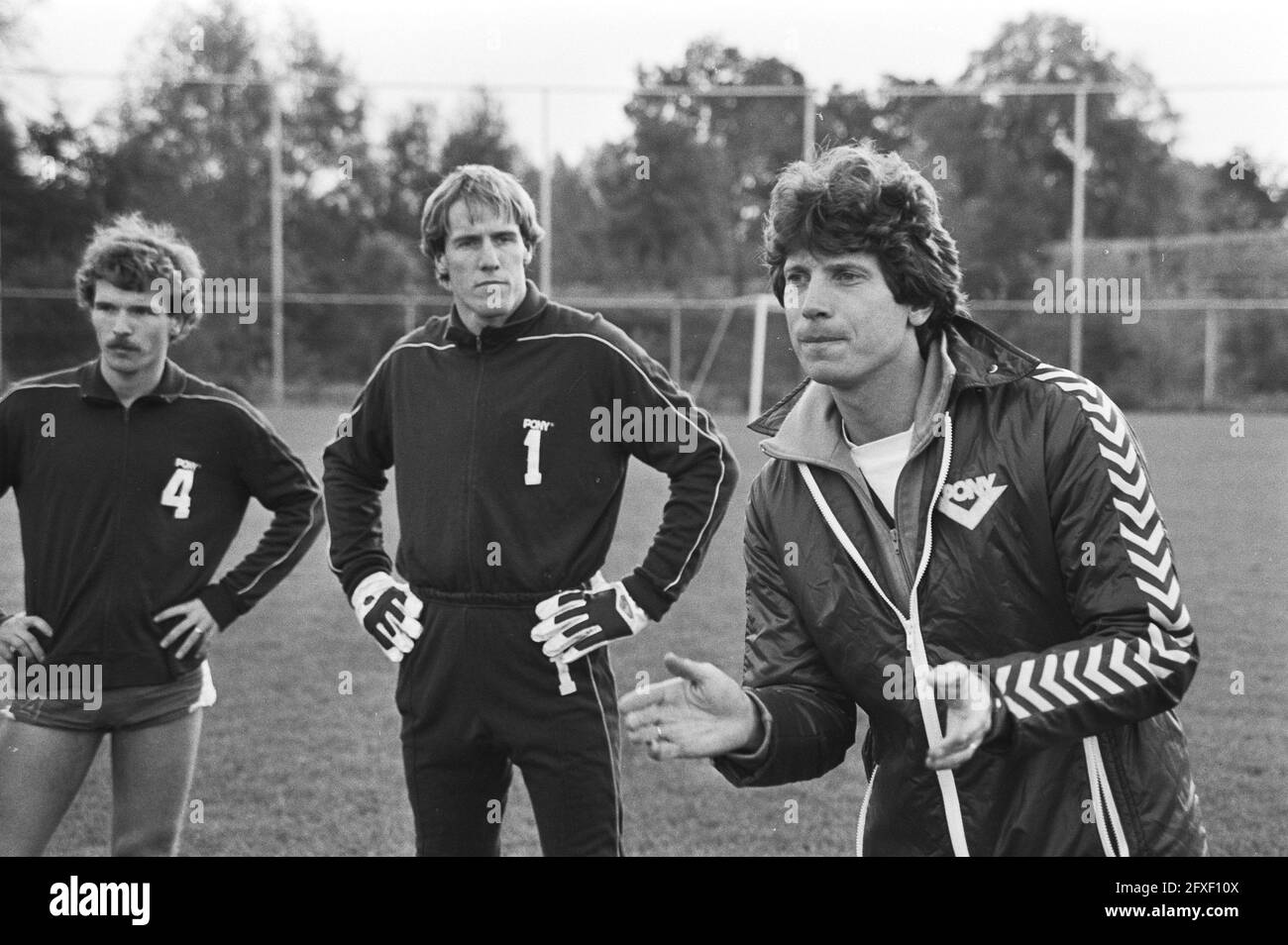 Training FC Utrecht for Wednesday match against Eintracht Frankfurt, 16a and 17a trainer Utrecht Berger with goalkeeper Van Breukelen ,  20 October 1980, goalkeepers, sports, teams, trainers, soccer, matches, The Netherlands, 20th century press agency photo, news to remember, documentary, historic photography 1945-1990, visual stories, human history of the Twentieth Century, capturing moments in time Stock Photo