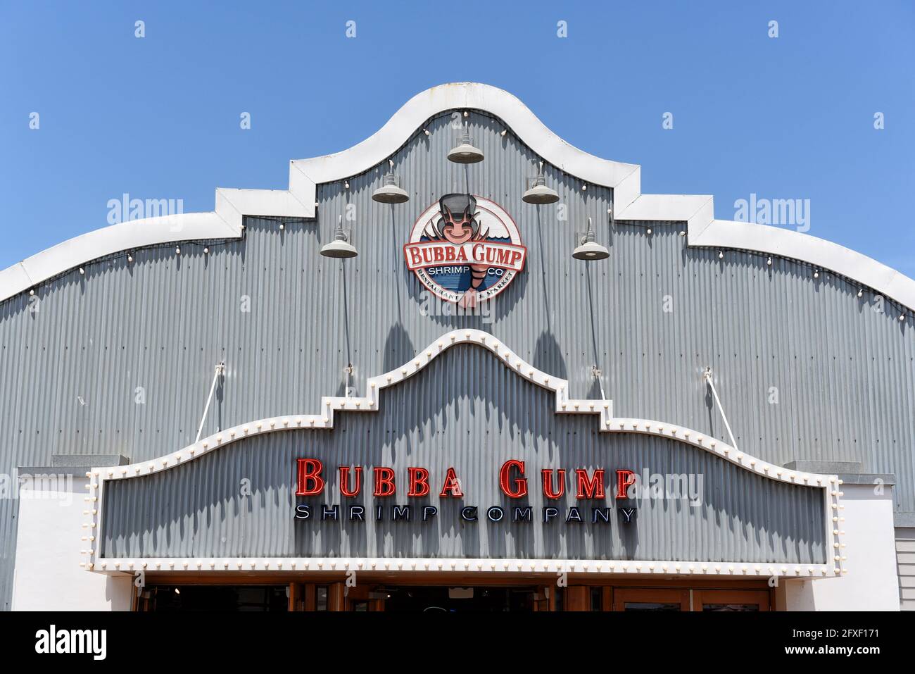SANTA MONICA, CALIFORNIA - 25 MAY 2021: Bubba Gump Shrimp Company on the Santa Monica Pier, is a Family-friendly restaurant chain for seafood and Amer Stock Photo