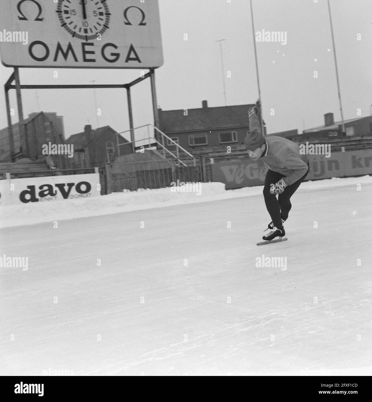 Training for the Dutch core team on the Deventer ice rink. Klaas Renes, December 12, 1963, skating, sports, The Netherlands, 20th century press agency photo, news to remember, documentary, historic photography 1945-1990, visual stories, human history of the Twentieth Century, capturing moments in time Stock Photo
