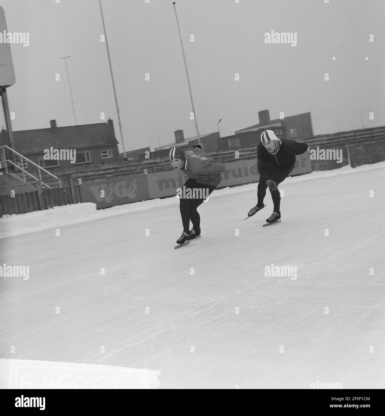 Training for the Dutch core team on the Deventer ice rink. In front Wim van Heyst, behind him P. Modder, December 12, 1963, SCHATSEN, sport, The Netherlands, 20th century press agency photo, news to remember, documentary, historic photography 1945-1990, visual stories, human history of the Twentieth Century, capturing moments in time Stock Photo