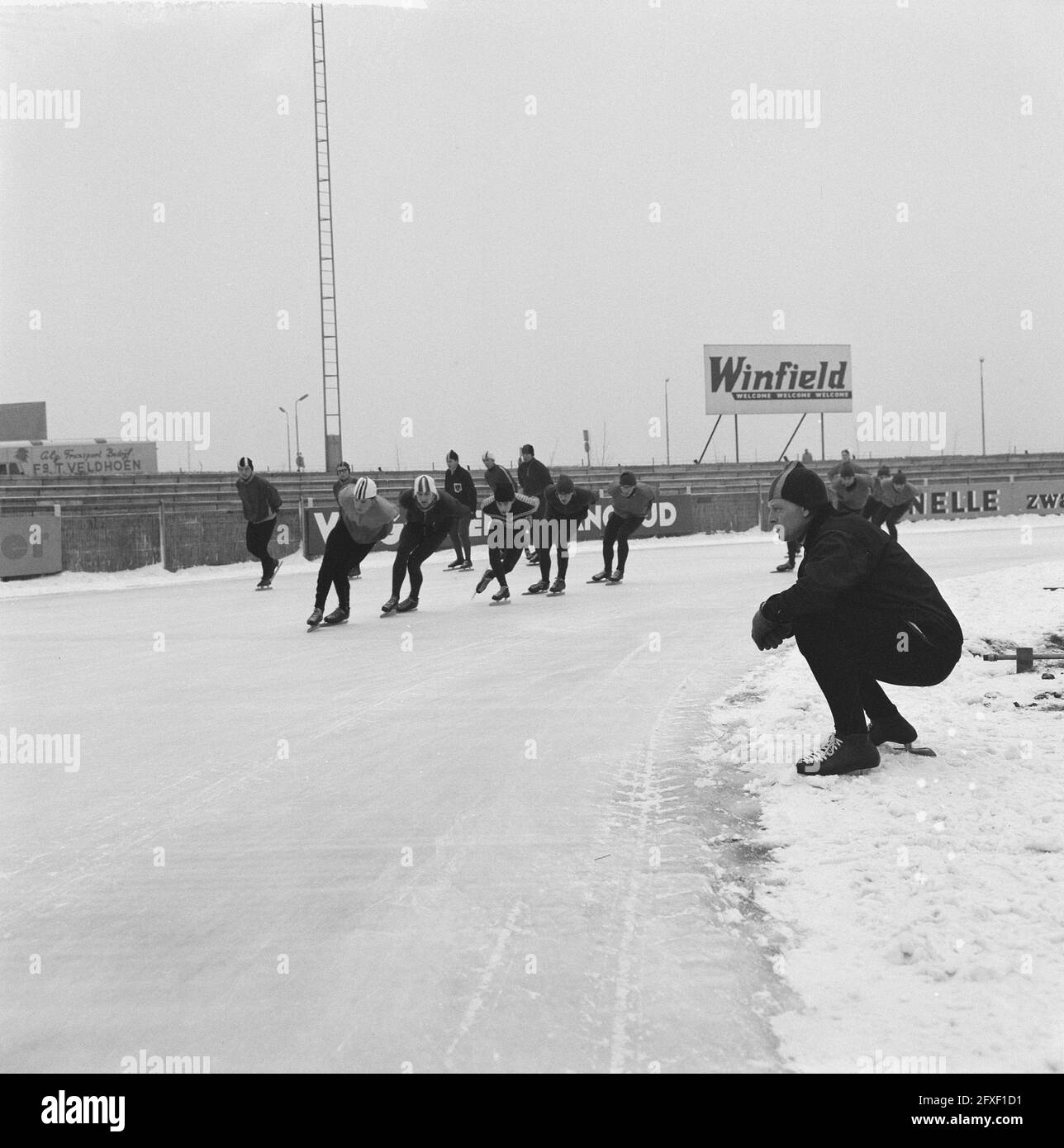 Training Dutch Core Team on Deventer artificial ice rink. Trainer Lamberts gives instructions to Van der Grift, Kieviet, Heyst, Liebrechts, Nottet and Renes, December 12, 1963, SCHATSEN, instructions, sports, The Netherlands, 20th century press agency photo, news to remember, documentary, historic photography 1945-1990, visual stories, human history of the Twentieth Century, capturing moments in time Stock Photo