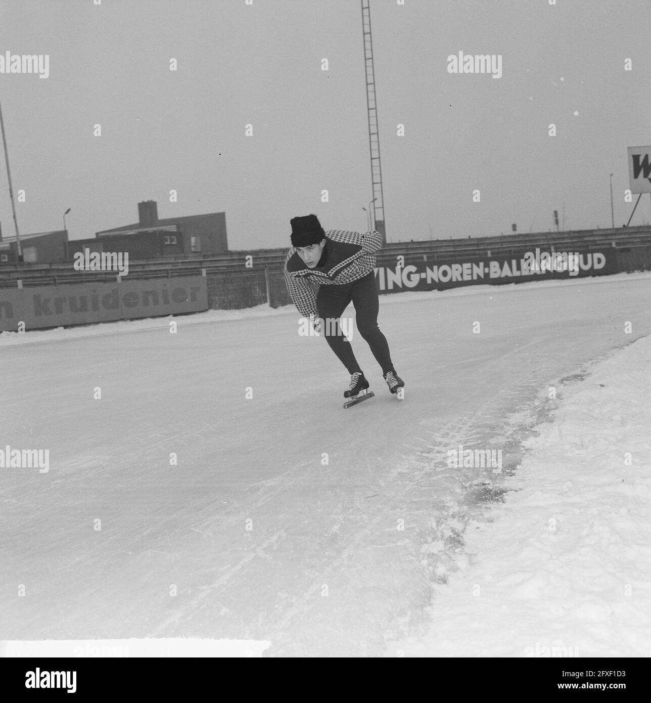 Training for the Dutch core team on the Deventer ice rink. Kees Verkerk, December 12, 1963, skating, sports, The Netherlands, 20th century press agency photo, news to remember, documentary, historic photography 1945-1990, visual stories, human history of the Twentieth Century, capturing moments in time Stock Photo