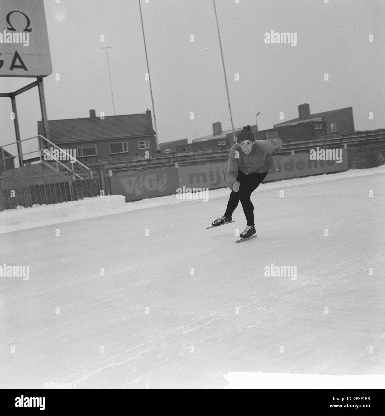 Training for the Dutch core team on the Deventer ice rink. Jan Halfweg, December 12, 1963, skating, sports, The Netherlands, 20th century press agency photo, news to remember, documentary, historic photography 1945-1990, visual stories, human history of the Twentieth Century, capturing moments in time Stock Photo