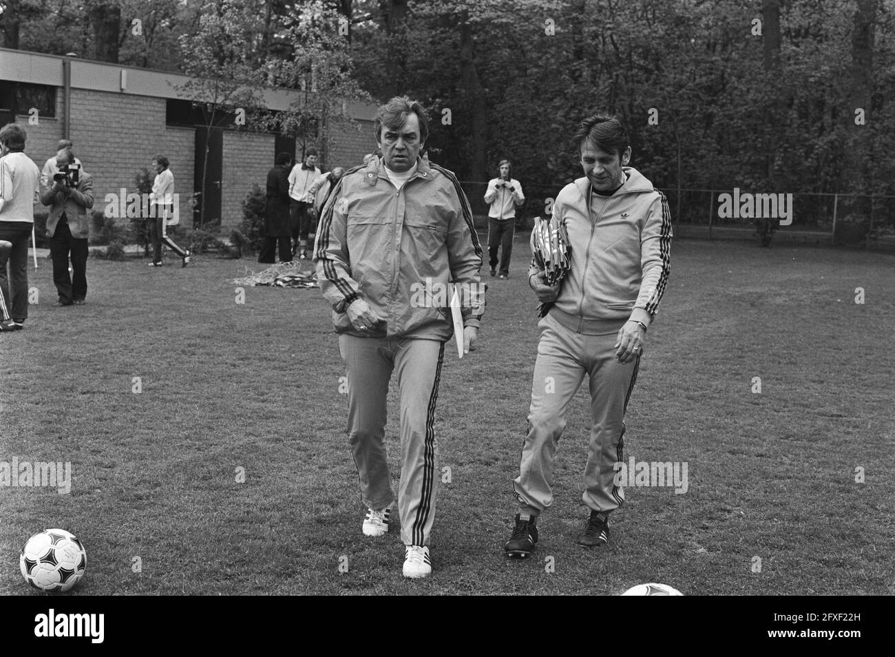 Training Dutch national team in Zeist; trainer Happel (l) and Zwartkruis, May 12, 1978, sports, trainers, soccer, The Netherlands, 20th century press agency photo, news to remember, documentary, historic photography 1945-1990, visual stories, human history of the Twentieth Century, capturing moments in time Stock Photo