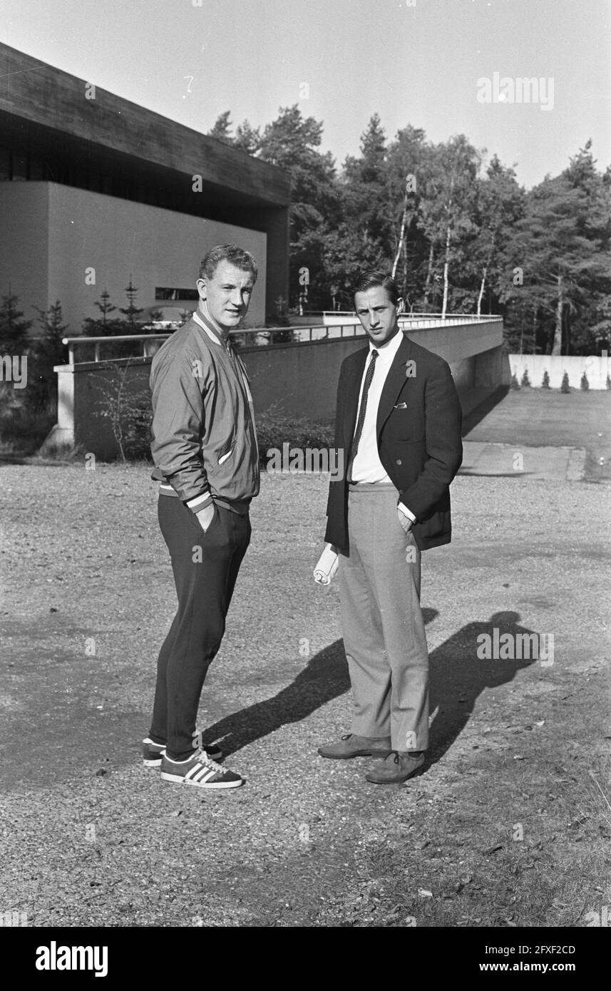 Training Dutch national team in Zeist. Johan Cruijff and trainer Kessler, September 27, 1967, Elftallen, sport, trainers, voetbal, The Netherlands, 20th century press agency photo, news to remember, documentary, historic photography 1945-1990, visual stories, human history of the Twentieth Century, capturing moments in time Stock Photo