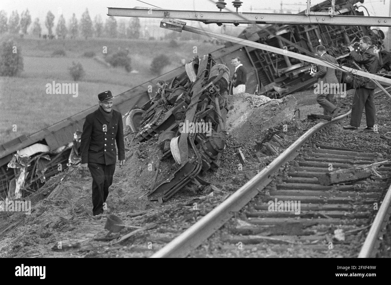 Train derailed near Hedel (Gelderland), train sets at the bottom of the dike, May 31, 1966, accidents, railroads, trains, The Netherlands, 20th century press agency photo, news to remember, documentary, historic photography 1945-1990, visual stories, human history of the Twentieth Century, capturing moments in time Stock Photo