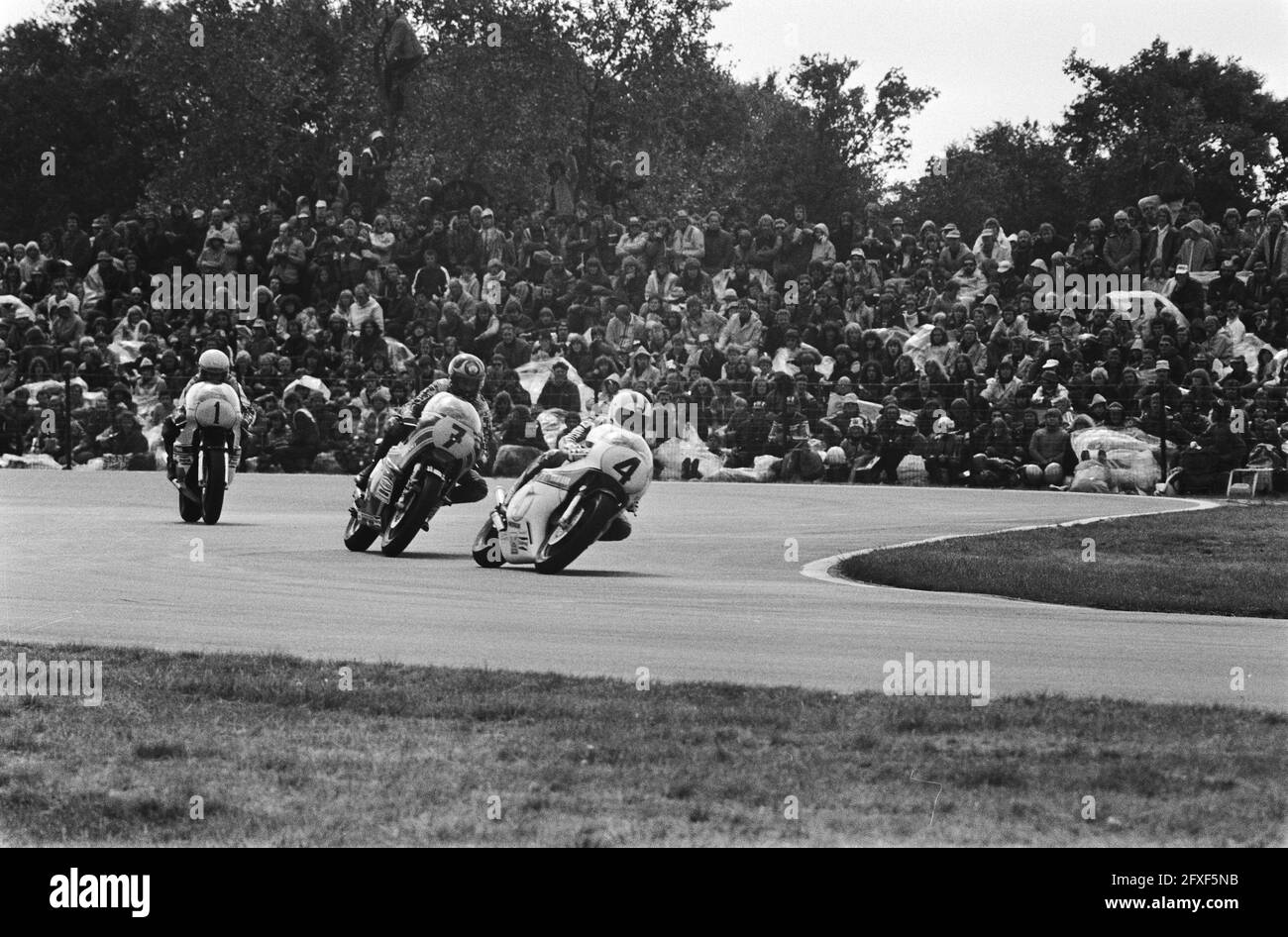 TT Assen. 500cc class, from left to right Kenny Roberts, Barry Sheene