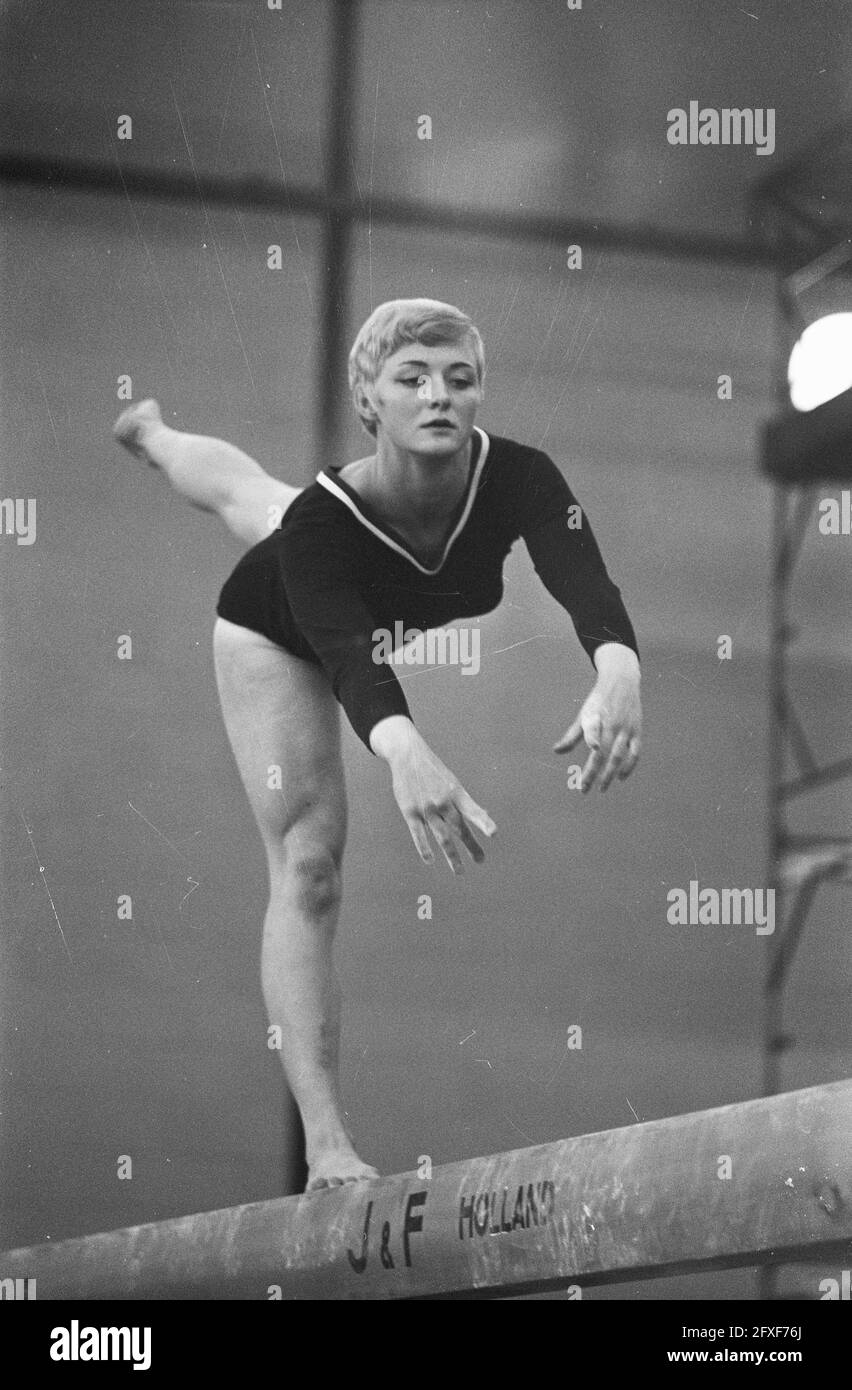 Gymnastics Netherlands against Romania Ladies. Klunder family during exercise balance beam, 6 July 1968, TURNEN, balance beams, exercises, The Netherlands, 20th century press agency photo, news to remember, documentary, historic photography 1945-1990, visual stories, human history of the Twentieth Century, capturing moments in time Stock Photo