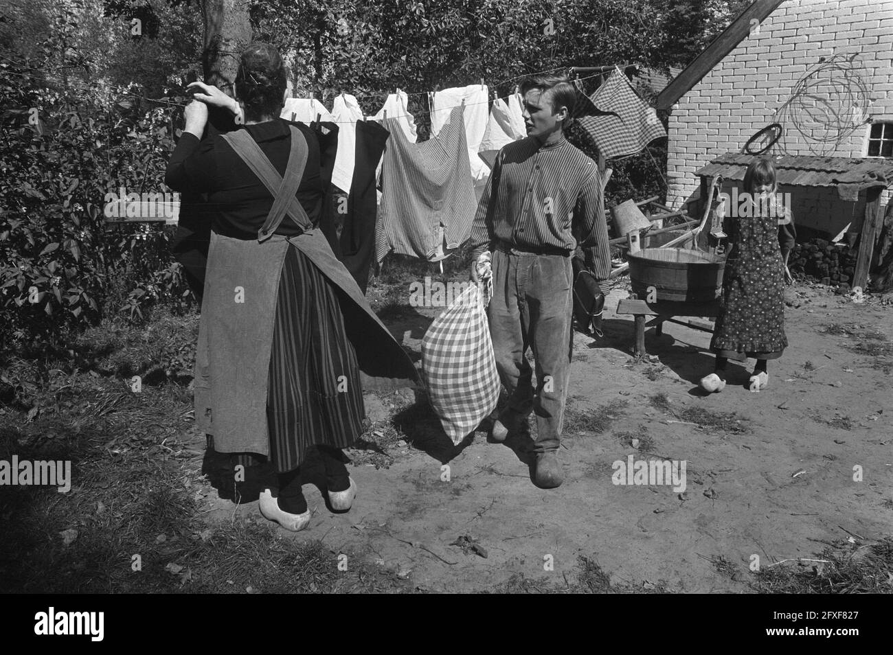 TV recordings for series Bartje, Jaap Schadenberg as Bartje with stepmother and sister at hanging laundry, August 31, 1972, TV recordings, The Netherlands, 20th century press agency photo, news to remember, documentary, historic photography 1945-1990, visual stories, human history of the Twentieth Century, capturing moments in time Stock Photo