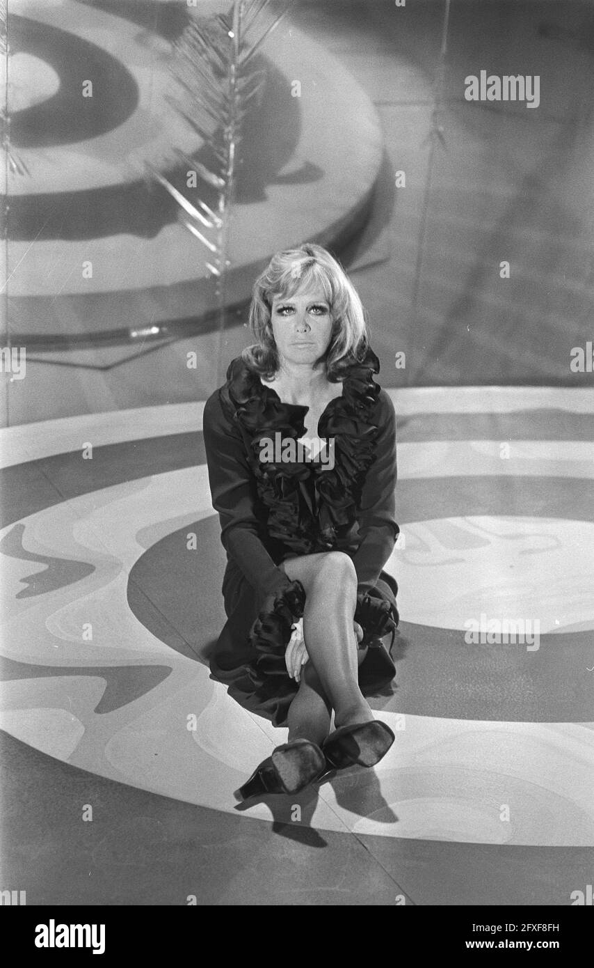 TV-show around Hildegard Knef of KRO; H. Knef during recordings, November 2, 1970, TV-shows, The Netherlands, 20th century press agency photo, news to remember, documentary, historic photography 1945-1990, visual stories, human history of the Twentieth Century, capturing moments in time Stock Photo