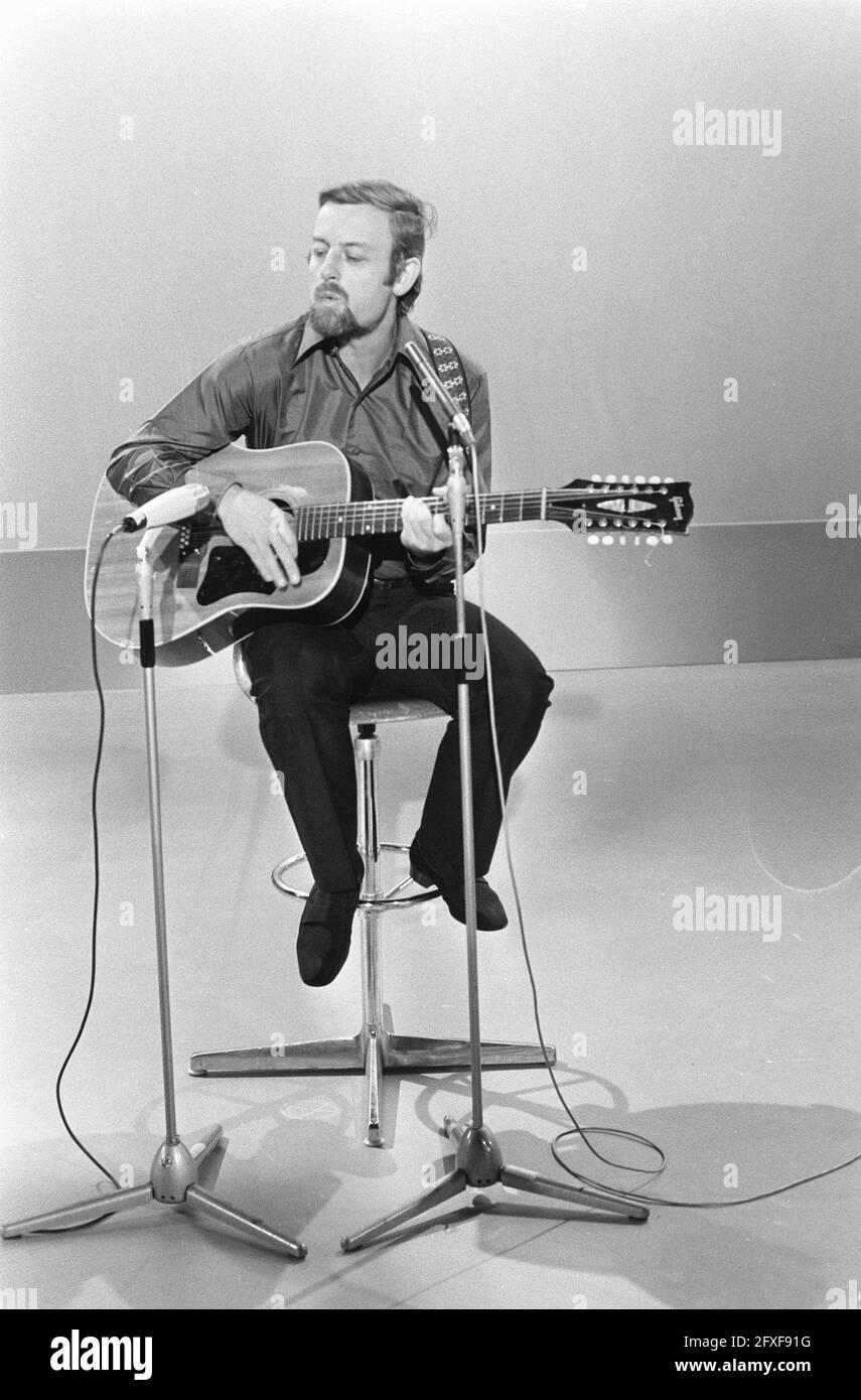 Roger Whittaker, TV: Hadimassa, January 6, 1972, guitars, singers, The Netherlands, 20th century press agency photo, news to remember, documentary, historic photography 1945-1990, visual stories, human history of the Twentieth Century, capturing moments in time Stock Photo