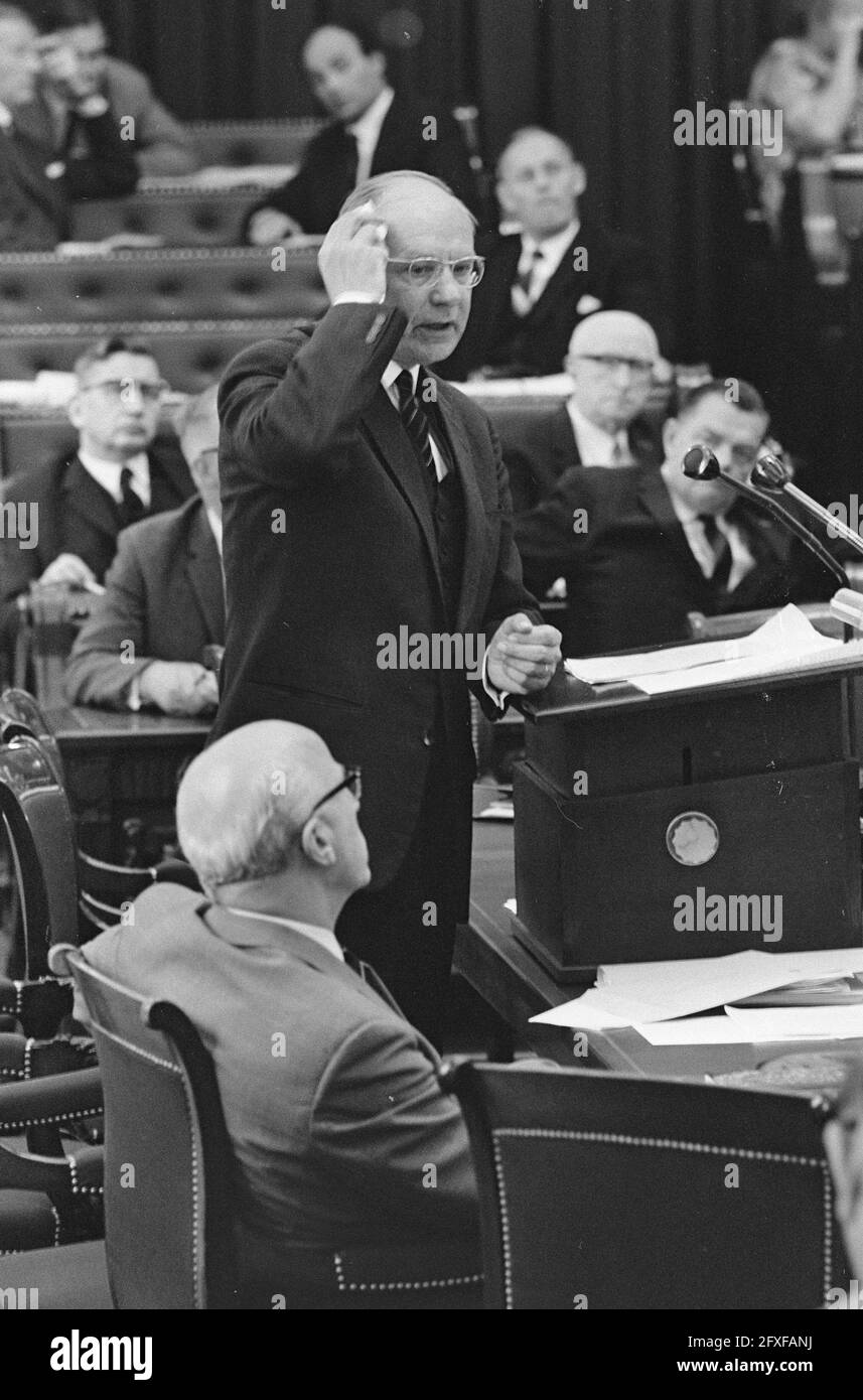 House of Representatives, the Tixeira Mattos case, Minister Vondeli ng during answer in foreground Minister Samkalden, June 9, 1966, ministers, The Netherlands, 20th century press agency photo, news to remember, documentary, historic photography 1945-1990, visual stories, human history of the Twentieth Century, capturing moments in time Stock Photo