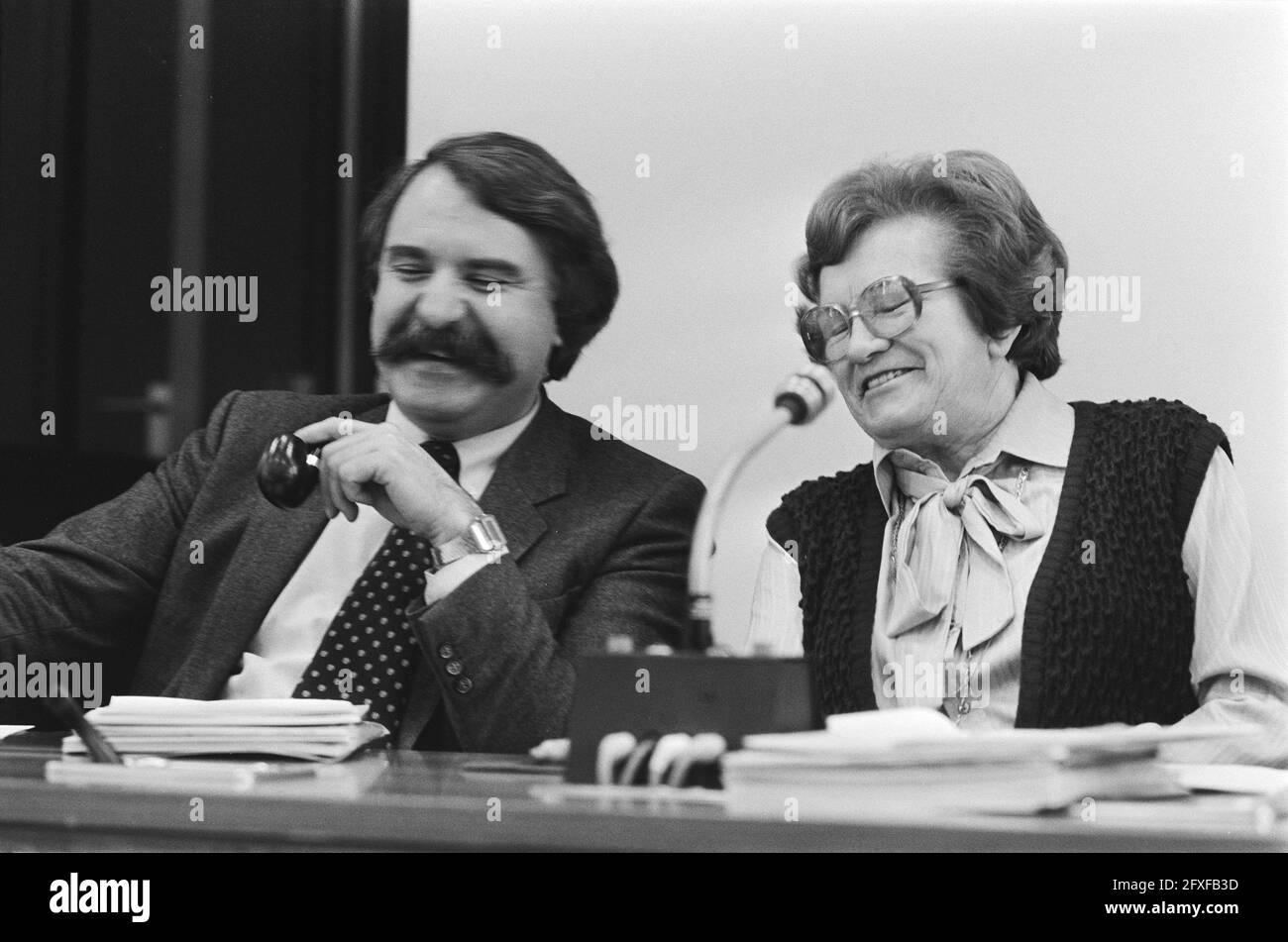 Lower House. Minister Van der Louw (l.) and Mrs. Cornelissen, April 19, 1982, politicians, The Netherlands, 20th century press agency photo, news to remember, documentary, historic photography 1945-1990, visual stories, human history of the Twentieth Century, capturing moments in time Stock Photo