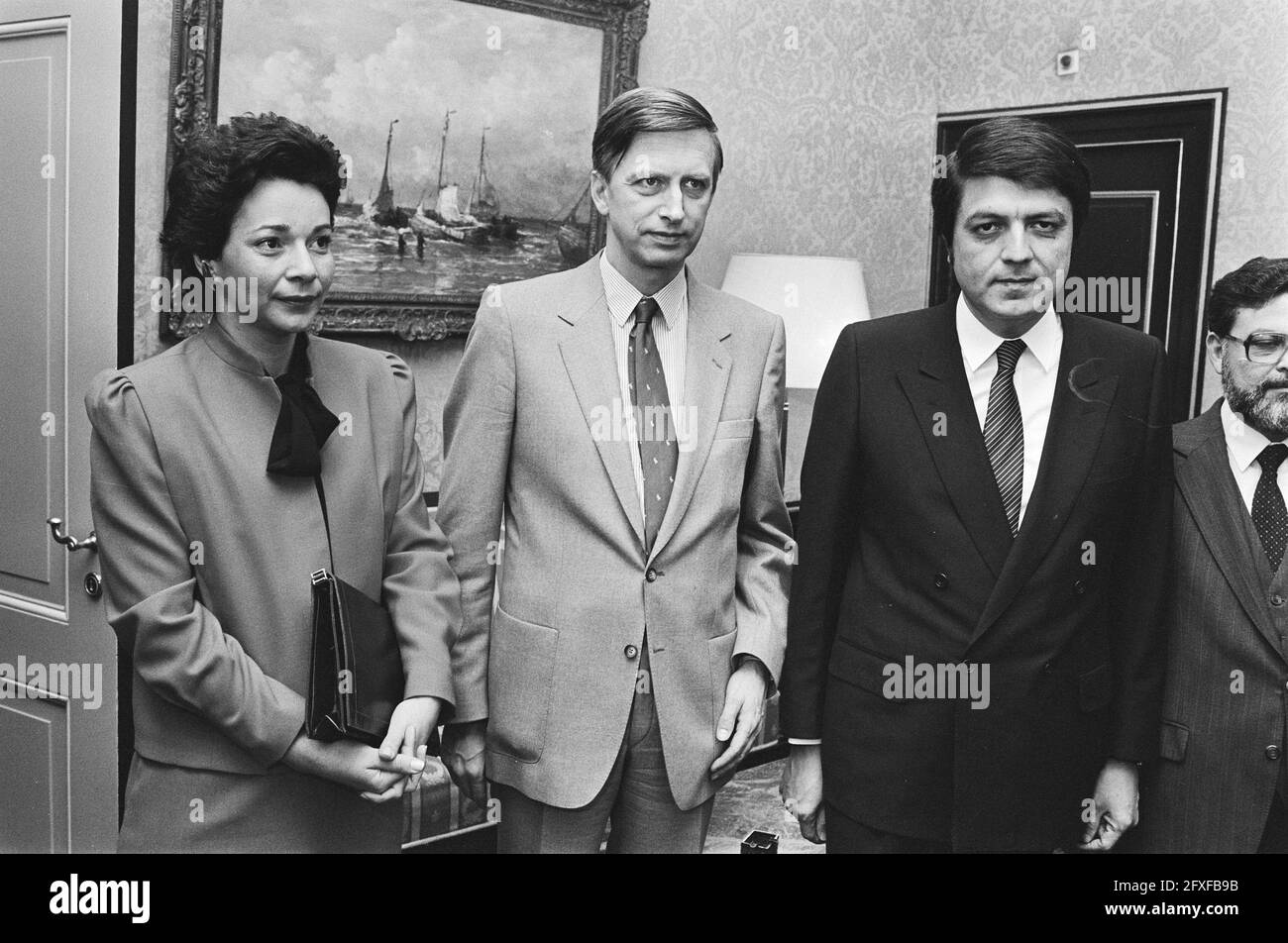 Speaker of the House of Representatives Dolman (m) received today Nora Astorga (vice minister BuZa Nicaraqua ) (l) and Sergio Ramirez (member of the Nat. Government Nicaraqua), May 3, 1982, politicians, The Netherlands, 20th century press agency photo, news to remember, documentary, historic photography 1945-1990, visual stories, human history of the Twentieth Century, capturing moments in time Stock Photo