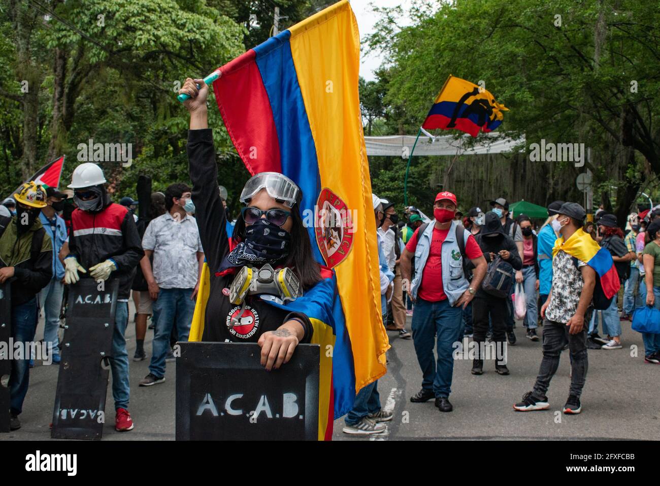 Medellin, Colombia. 26th May, 2021. A demonstrator member of the front line carries a handcrafted shield with the acronym (ACAB) and waves a Colombian flag in a performing arts demonstration as artists and demonstrators protested against the government of president Ivan Duque Marquez and the abuse of force by police that leads to at least 40 dead across the country since the nation wide antigovernment protests started. In Medellin, Colombia on May 26, 2021. Credit: Long Visual Press/Alamy Live News Stock Photo