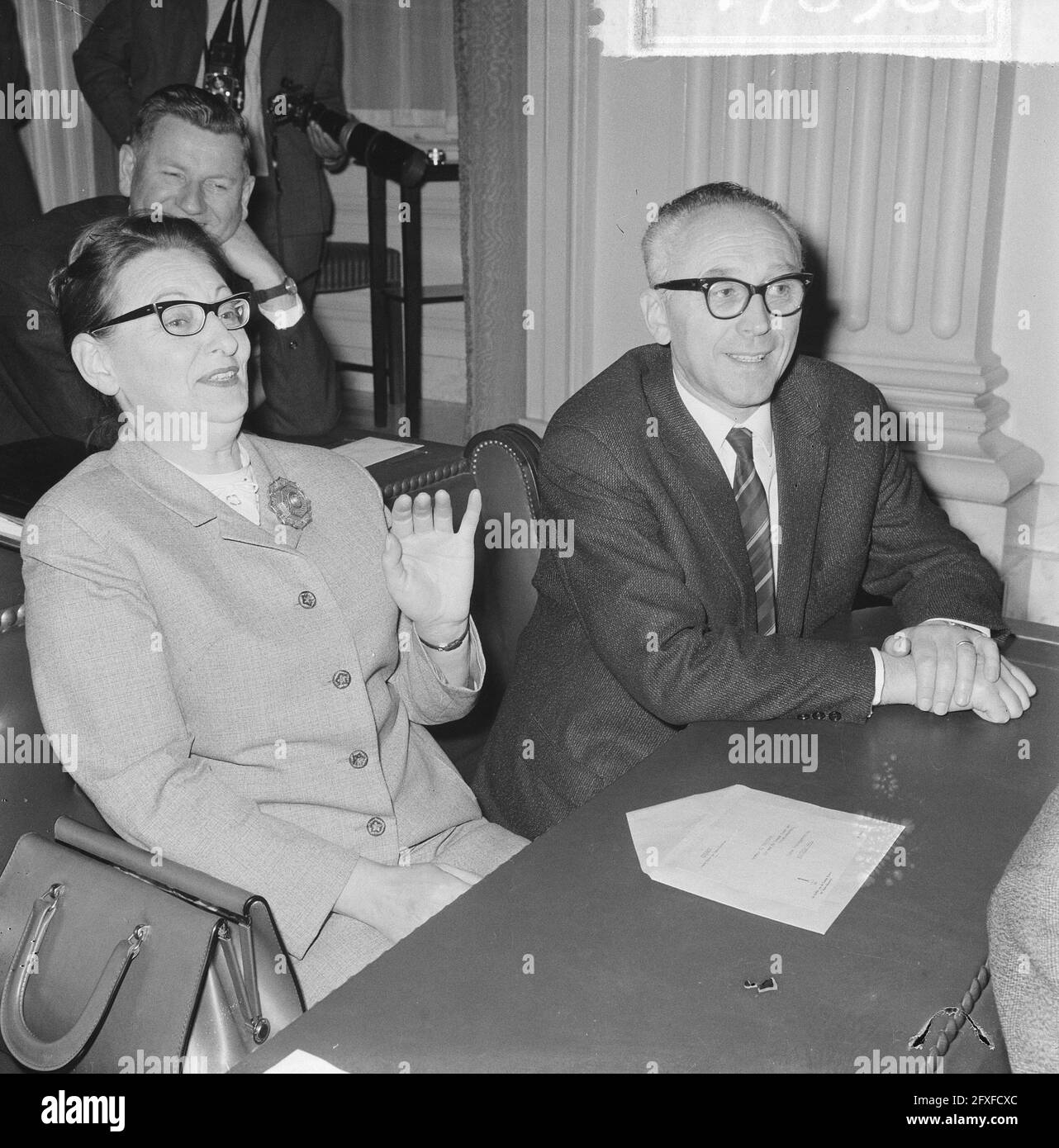 Lower House, Dr. J. G. H. Tans in the bench next to Mrs. G. Brautigam, April 27, 1965, benches, cabinets, The Netherlands, 20th century press agency photo, news to remember, documentary, historic photography 1945-1990, visual stories, human history of the Twentieth Century, capturing moments in time Stock Photo
