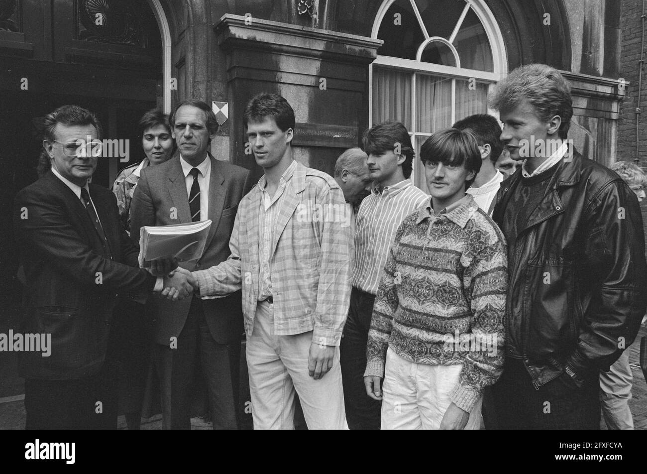 Lower House, Haarlem players offer petition to prevent deportation two Polish footballers; from left to right Kosto, Dijkstal, goalkeeper Edward Metgod, and two Poles, Robert Murawski and Piotr Modrzejewski., June 18, 1987, Deportations, goalkeepers, petitions, sports, footballers, The Netherlands, 20th century press agency photo, news to remember, documentary, historic photography 1945-1990, visual stories, human history of the Twentieth Century, capturing moments in time Stock Photo