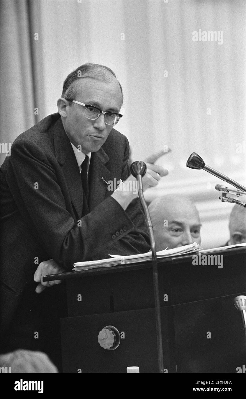 House of Representatives, government answers after first round of debates of the parties. Minister Witteveen, October 16, 1969, Debates, The Netherlands, 20th century press agency photo, news to remember, documentary, historic photography 1945-1990, visual stories, human history of the Twentieth Century, capturing moments in time Stock Photo