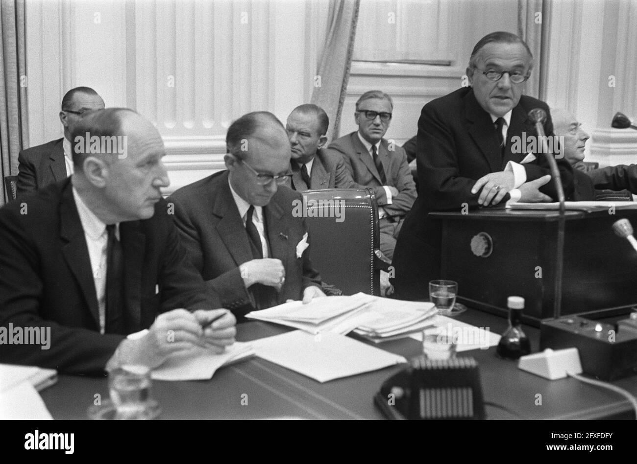 House of Representatives, government answers after the first round of debates of the parties. Prime Minister De Jong (right) answers, left Minister Luns and Minister Witteveen, October 16, 1969, Debates, The Netherlands, 20th century press agency photo, news to remember, documentary, historic photography 1945-1990, visual stories, human history of the Twentieth Century, capturing moments in time Stock Photo