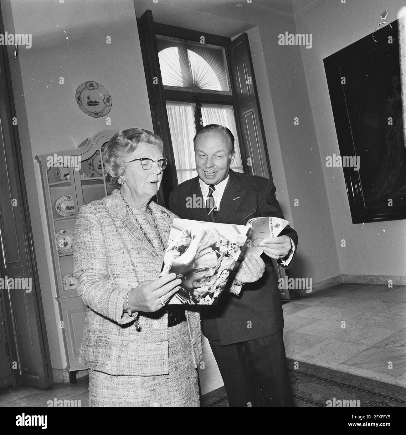 Queen Juliana receives first copy of Queen Juliana 1925-1965 from hands of G. Krayenhoff. The Queen and Krayenhoff with magazine, September 13, 1973, copies, queens, receptions, The Netherlands, 20th century press agency photo, news to remember, documentary, historic photography 1945-1990, visual stories, human history of the Twentieth Century, capturing moments in time Stock Photo