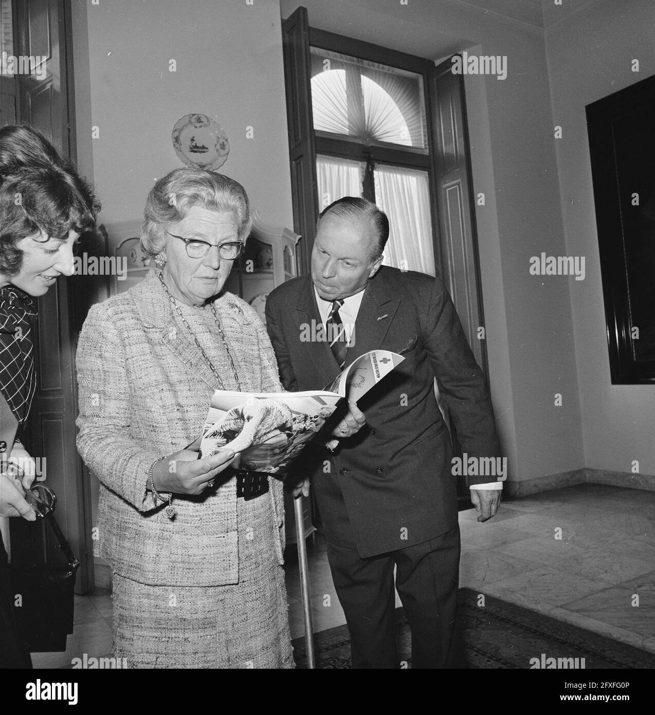 Queen Juliet receives first copy Queen Juliana 1925-1965 from hands of G. Krayenhoff. The Queen and Krayenhoff with magazine, September 13, 1973, copies, queens, receptions, The Netherlands, 20th century press agency photo, news to remember, documentary, historic photography 1945-1990, visual stories, human history of the Twentieth Century, capturing moments in time Stock Photo