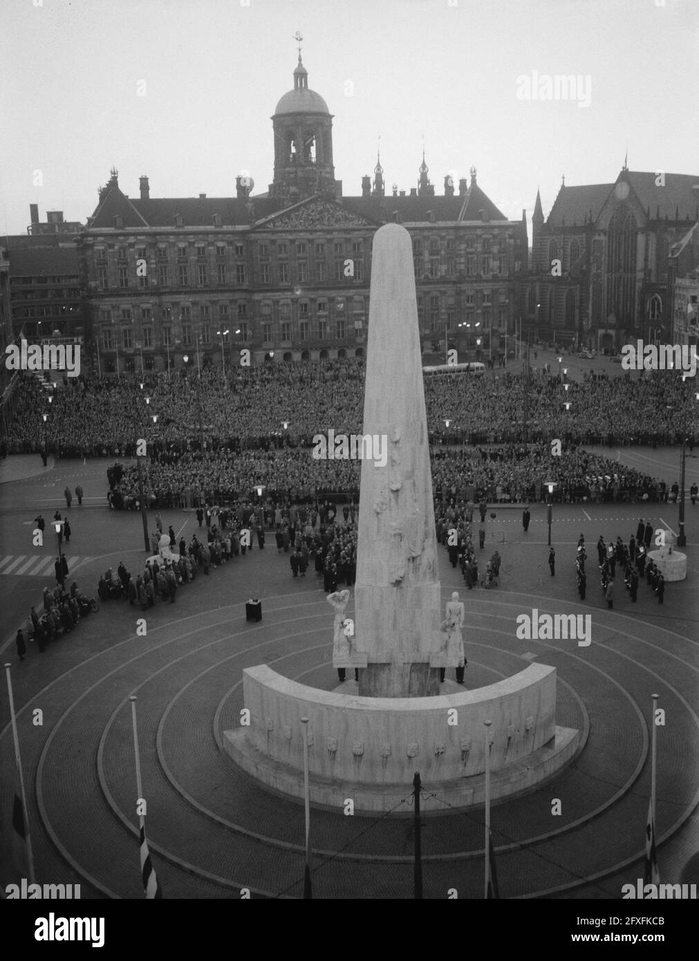 Two minutes of silence on the Dam Square during the commemoration of the fallen of the Second World War, 4 May 1959, The Netherlands, 20th century press agency photo, news to remember, documentary, historic photography 1945-1990, visual stories, human history of the Twentieth Century, capturing moments in time Stock Photo