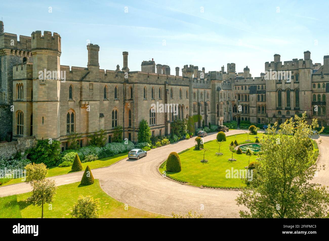 England medieval courtyard hi-res stock photography and images - Alamy