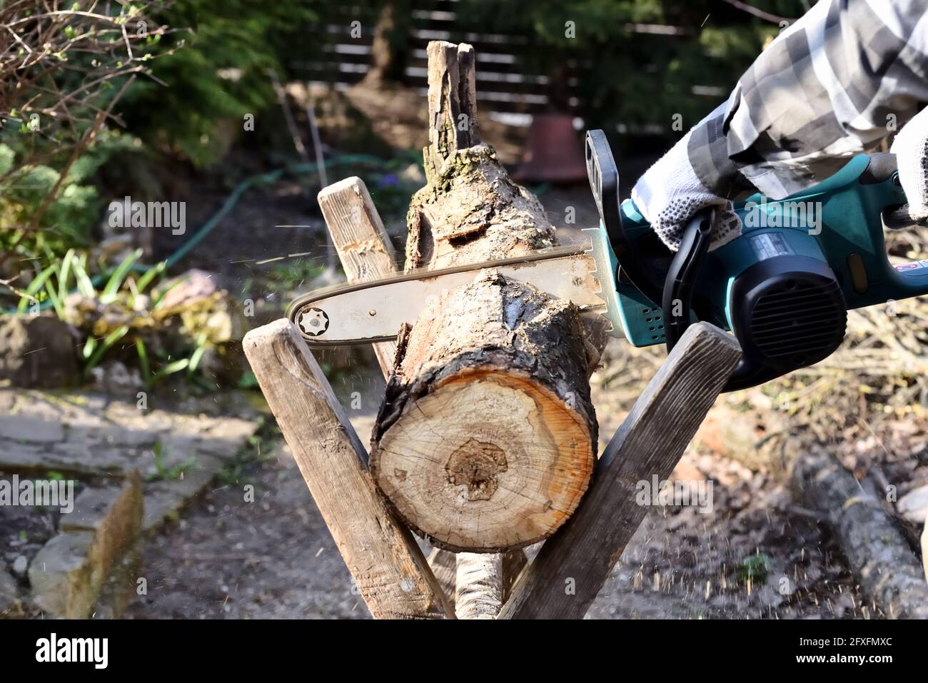 Sawing action hi-res stock photography and images - Page 11 - Alamy