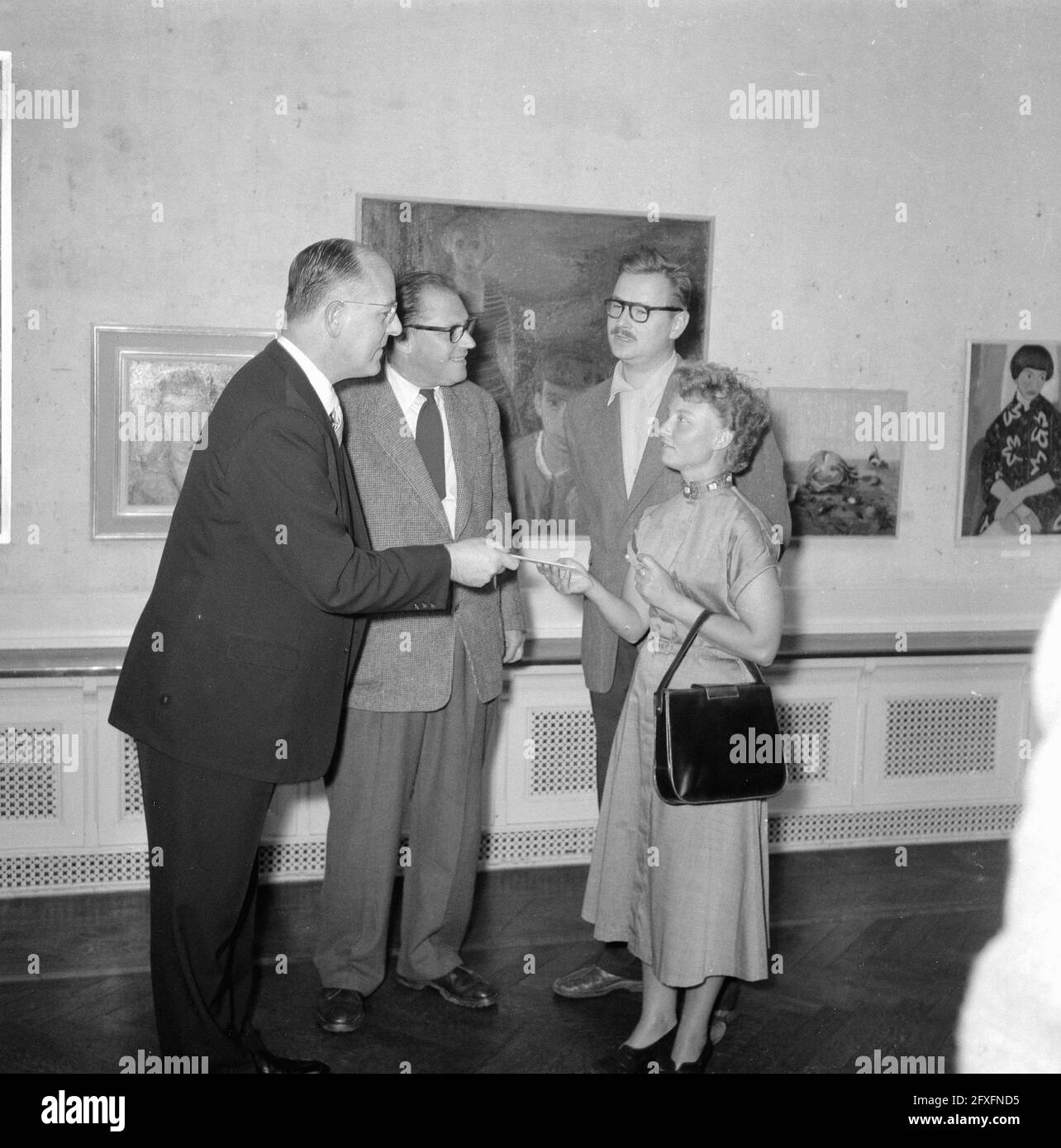 Presentation J. Maris Prize The Hague, Co Westerik, Mayor Schokking, W. Hussen, Jeny Dalenoord, July 30, 1955, Presentations, The Netherlands, 20th century press agency photo, news to remember, documentary, historic photography 1945-1990, visual stories, human history of the Twentieth Century, capturing moments in time Stock Photo