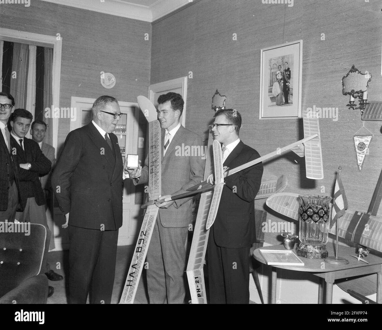 Presentation of prizes to world camp. model airplane builders, 29 November 1961, PRIZES, Presentations, The Netherlands, 20th century press agency photo, news to remember, documentary, historic photography 1945-1990, visual stories, human history of the Twentieth Century, capturing moments in time Stock Photo