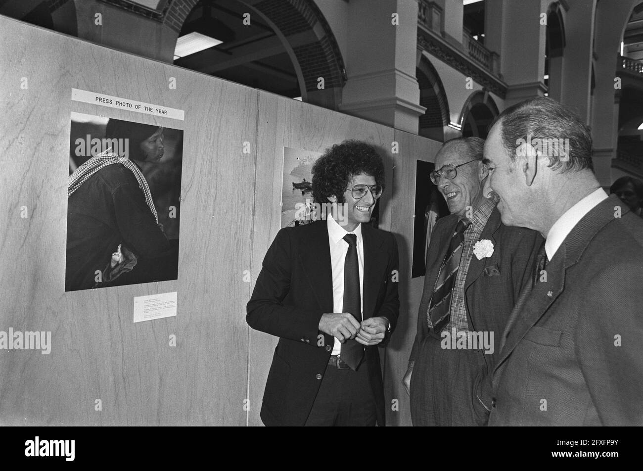 World Press Photo awards ceremony in Tropenmuseum; from left to right winner David Burnett, Prince Bernhard and minister v.d. Klaauw at winning photo, April 2, 1980, PRIZES, Awards, photography, ministers, The Netherlands, 20th century press agency photo, news to remember, documentary, historic photography 1945-1990, visual stories, human history of the Twentieth Century, capturing moments in time Stock Photo